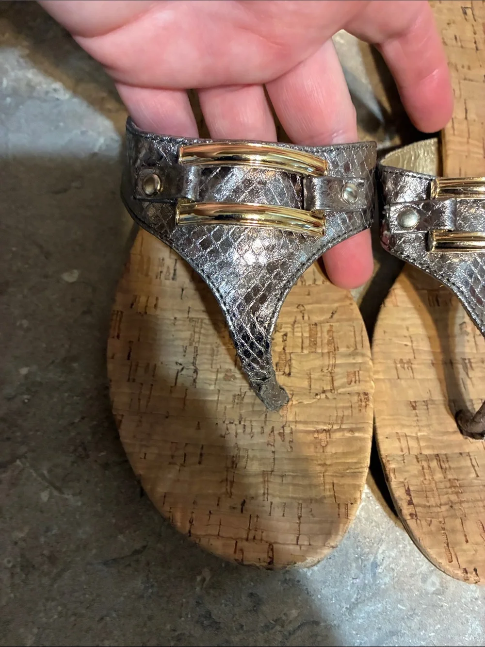 Bandolino women's 7.5 thong wedge sandals metallic silver & gold cork wood heel